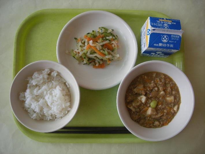 白ごはん、麻婆豆腐、野菜の中華和え、牛乳の写真