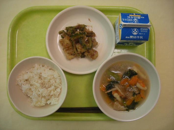 麦ごはん、冬瓜のおろし汁、タラとニガウリの梅かつお揚げ、牛乳の写真