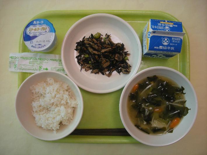 麦ごはん、まごはやさしいみそ汁、ひじきの炒め物、ヨーグルト、牛乳の写真
