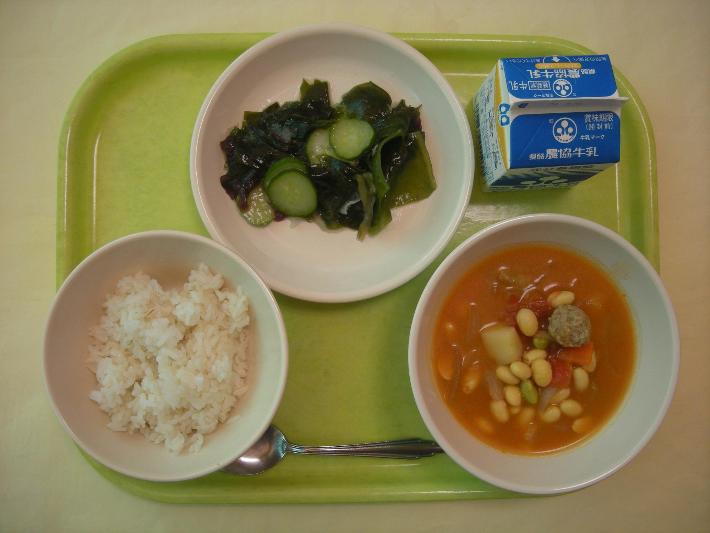 麦ごはん、ミートボールと豆のトマト煮、海藻サラダ、牛乳の写真