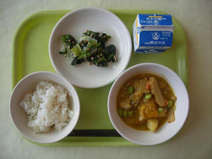 麦ごはん、かぼちゃのそぼろ煮、ほうれん草のアーモンド和え、牛乳の写真