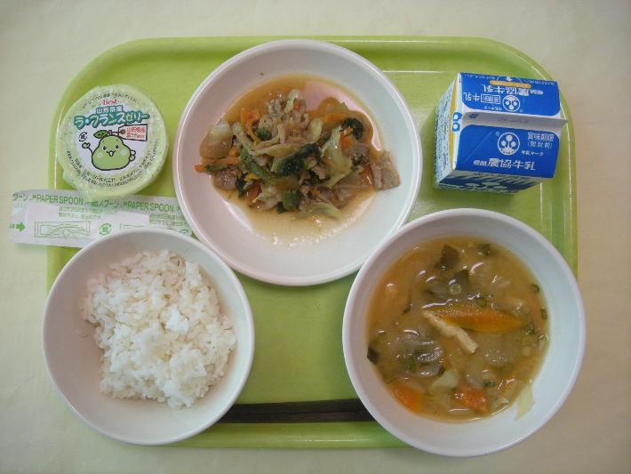 麦ごはん、ピリ辛みそ汁、焼肉どんぶりの具、ラ・フランスゼリー、牛乳の写真