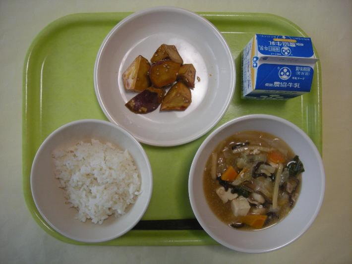 麦ごはん、豆腐の中華煮、大学芋、牛乳の写真