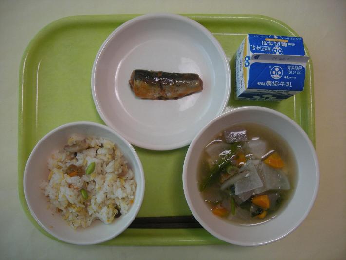 ちらしずし、けんちん汁、いわしのトマト煮、牛乳の写真