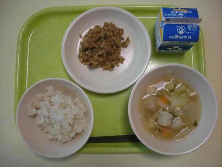 麦ごはん、ごぼう団子汁、スタミナ納豆、牛乳の写真