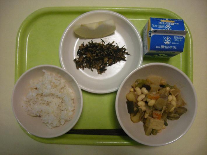麦ごはん、大豆の五目煮、海藻の佃煮、りんご、牛乳の写真