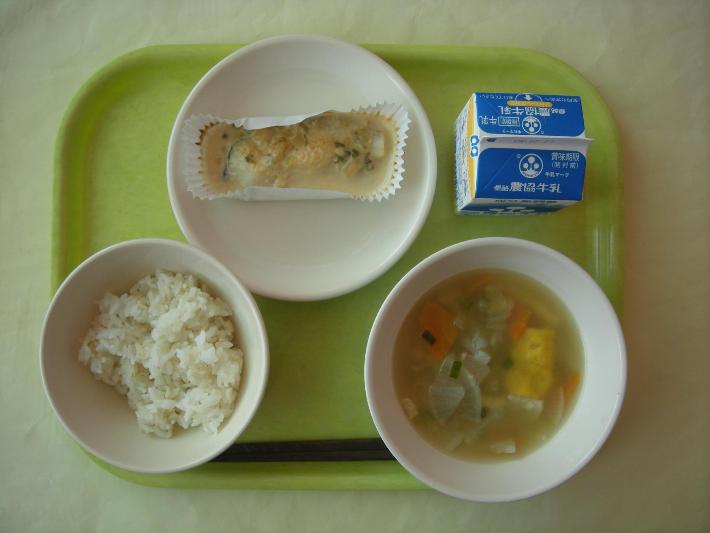 麦ごはん、かぼちゃのすいとん汁、魚のみそマヨネーズ焼き、牛乳の写真