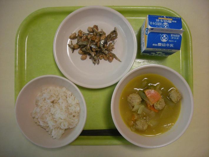 麦ごはん、冬瓜のカレースープ煮、元気豆、牛乳の写真