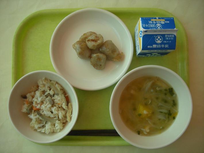 きのこごはん 、かぼちゃと玉ねぎのみそ汁、みたらし団子、牛乳の写真