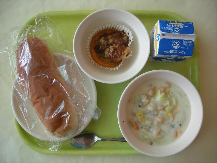 コッペパン（幼稚園生はロールパン、 あさりのチャウダー、ピザチキン、牛乳の写真