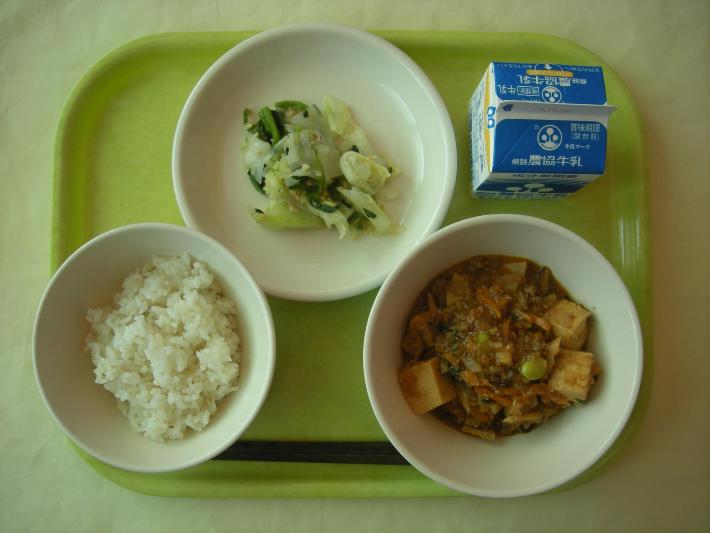麦ごはん、家常豆腐、野菜のピーナッツ和え、牛乳の写真