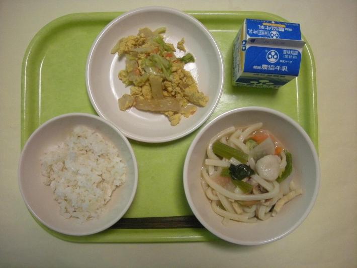 少なめ麦ごはん、ちゃんこうどん、さつまあげとしらすの卵とじ、ムース（中学生のみ）、牛乳の写真