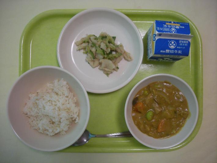 麦ごはん、秋野菜カレー、干し大根のパリパリ漬け、牛乳の写真