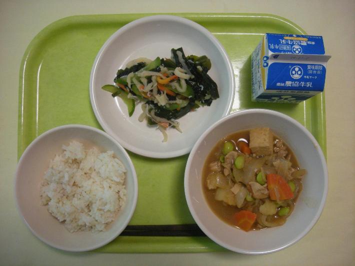 麦ごはん、肉じゃが、切干大根の三杯酢、チーズ（中学生のみ）、牛乳の写真