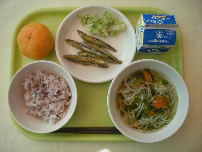 雑穀ごはん、あおさと魚そうめんのすまし汁、きびなごのカレー風味揚げ、添え野菜、みかん、牛乳の写真
