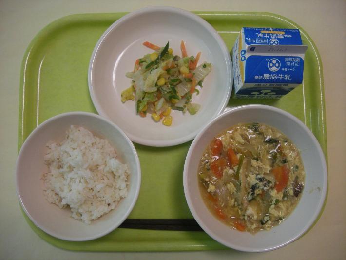 麦ごはん、親子どんぶりの具、白菜ときゅうりのごま和え、牛乳の写真