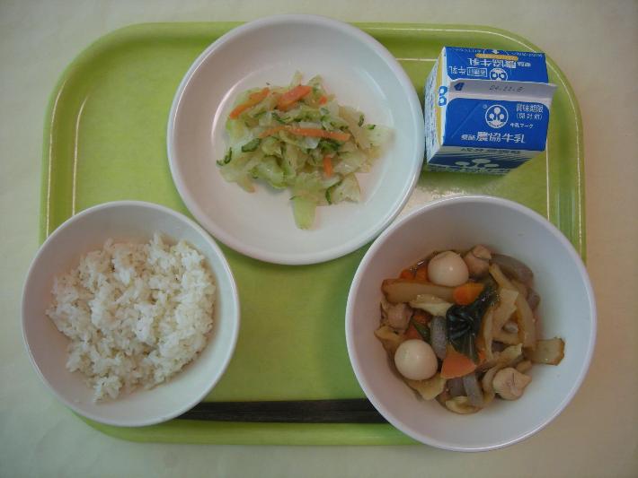 麦ごはん、割り干し大根の煮物、つぼ漬けのごま酢和え、牛乳の写真