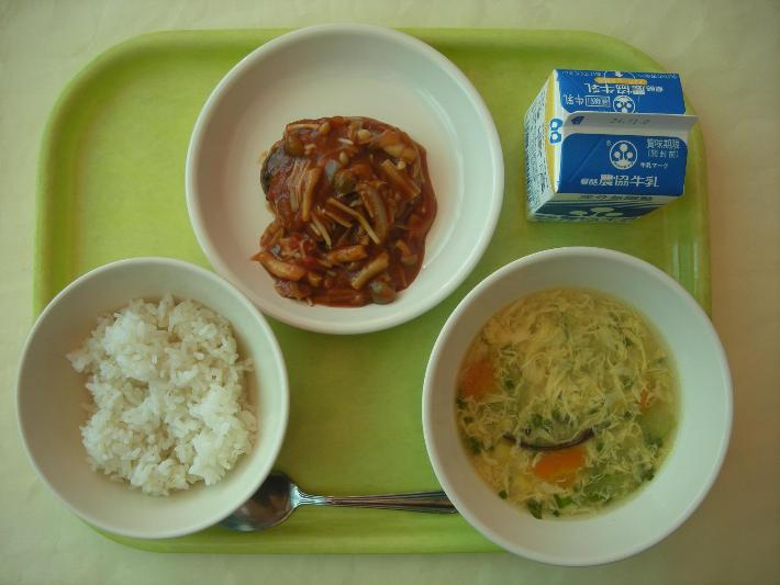 麦ごはん、コーンと卵のスープ、ハンバーグのきのこソースかけ、牛乳の写真