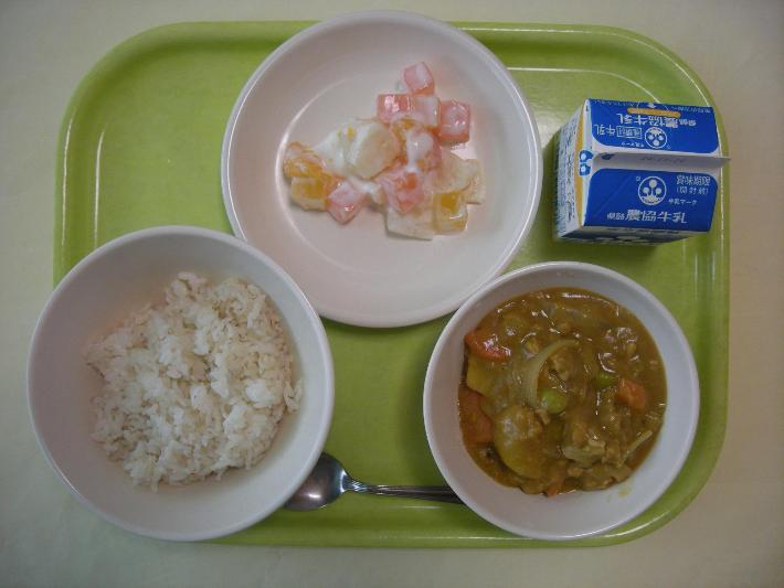 麦ごはん、チキンカレー、フルーツヨーグルト、牛乳の写真