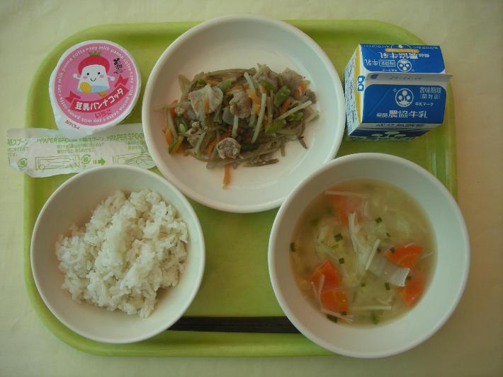 麦ごはん、白菜のみそ汁、五目きんぴら、豆乳パンナコッタ、牛乳の写真