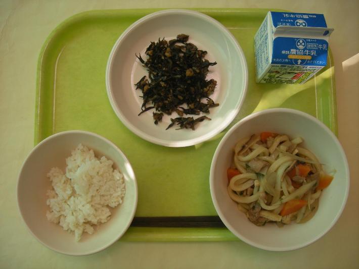 少なめ麦ごはん、肉うどん、海藻手作りふりかけ、牛乳の写真