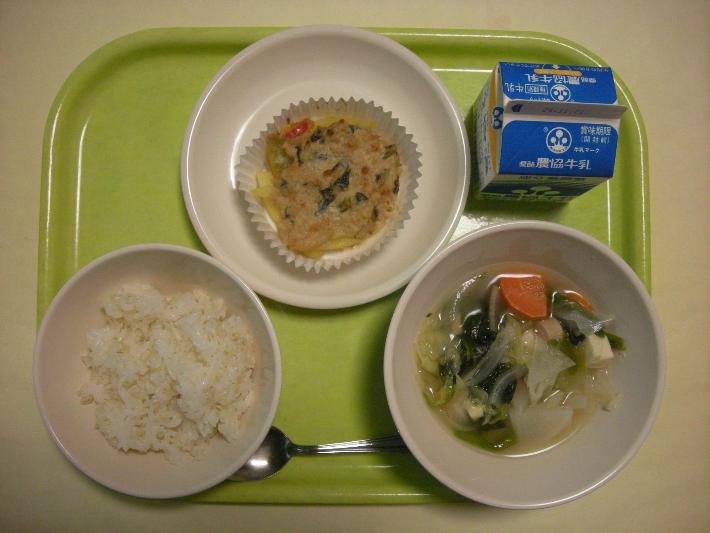 麦ごはん、ウインナーと大根のスープ、ツナとポテトのヨーグルトグラタン、牛乳の写真