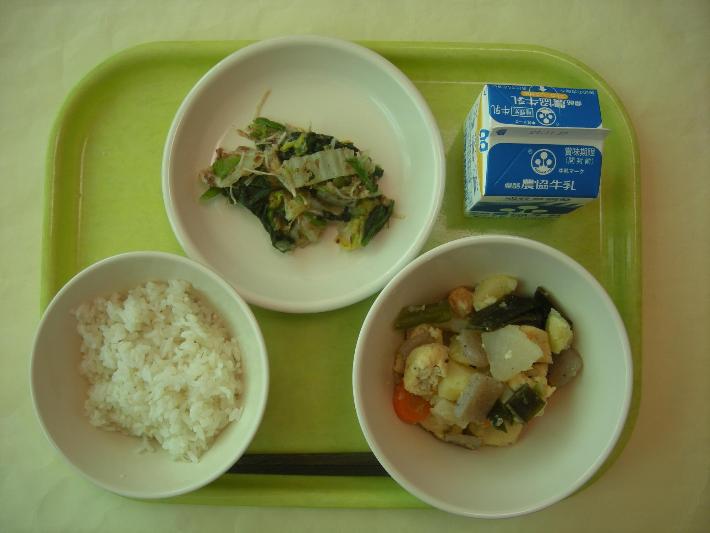 麦ごはん、がんもの煮物、白菜のおかか和え、牛乳の写真