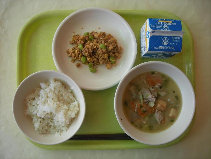 麦ごはん、豚汁、かつおのそぼろ丼の具、牛乳の写真