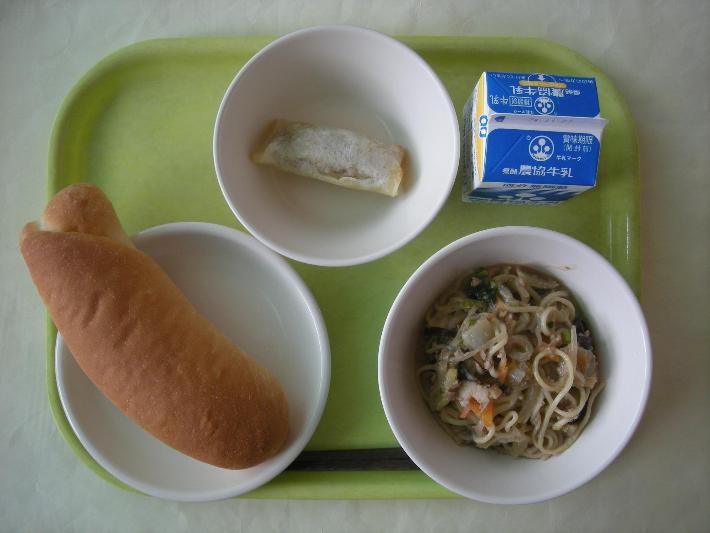 コッペパン（幼稚園はロールパン）、担々麺、春巻、牛乳の写真
