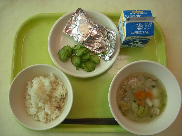 麦ごはん、白玉団子汁、さんま銀紙焼き、きゅうりの昆布風味和え、牛乳の写真