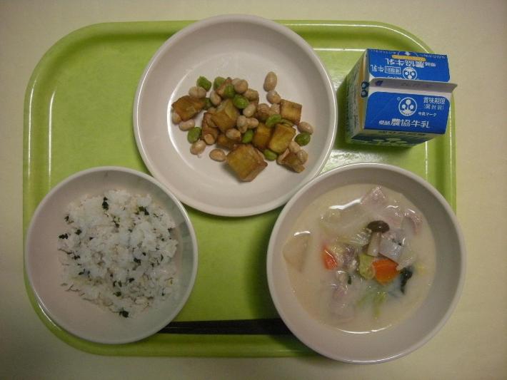 わかめごはん、豆乳鍋、お芋とお豆のかりんとう、牛乳の写真