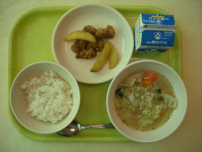 麦ごはん、ABCスープ、砂肝とポテトのスパイシー揚げ、牛乳の写真