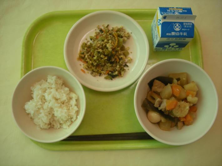 麦ごはん、おでん、高菜そぼろ、牛乳の写真