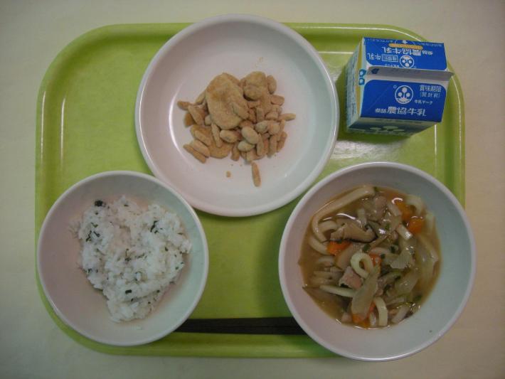 少なめわかめごはん、五目うどん、きな粉バナナッツ、牛乳の写真