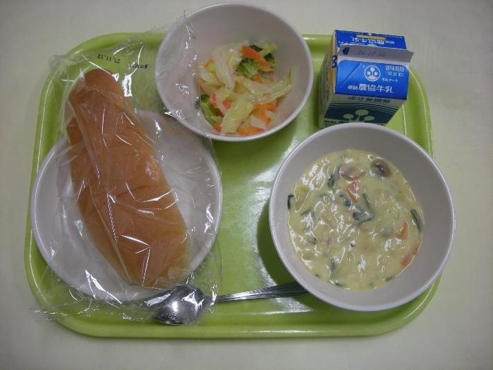 コッペパン（幼稚園はロールパン）、さつまいものクリーム煮、パインサラダ、牛乳の牛乳