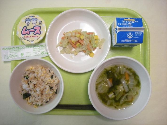 さけそぼろ寿司、あおさと豆腐のすまし汁、キャベツのごま和え、ムース、牛乳の写真