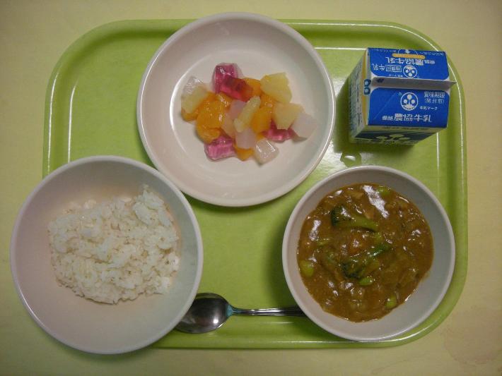 麦ごはん、冬野菜カレー、ぶどうゼリー入りフルーツポンチ、牛乳の写真