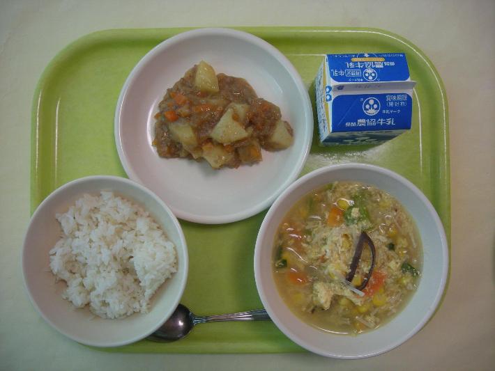 麦ごはん、中華コーンスープ、麻婆じゃがいも、牛乳の写真