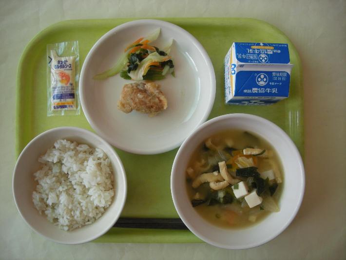麦ごはん、玉ねぎと油揚げのみそ汁、チキン南蛮、タルタルソース、添え野菜、牛乳の写真