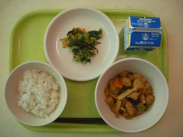 麦ごはん、酢どり、ほうれん草のナムル、牛乳の写真