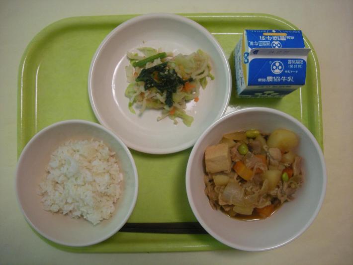 麦ごはん、肉じゃが、切干大根のごま和え、牛乳の写真