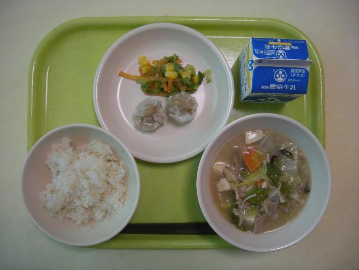 麦ごはん、豆腐の中華煮、シュウマイ（幼稚園1、小学校2、中学校3）、中華風添え野菜、牛乳の写真