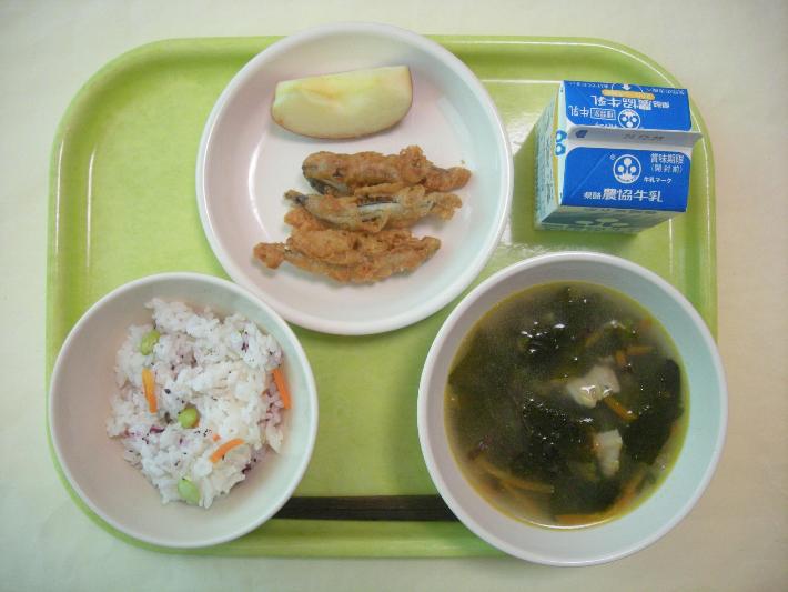 枝豆ゆかりごはん、中華スープ、きびなごのチーズ衣揚げ、りんご、牛乳の写真