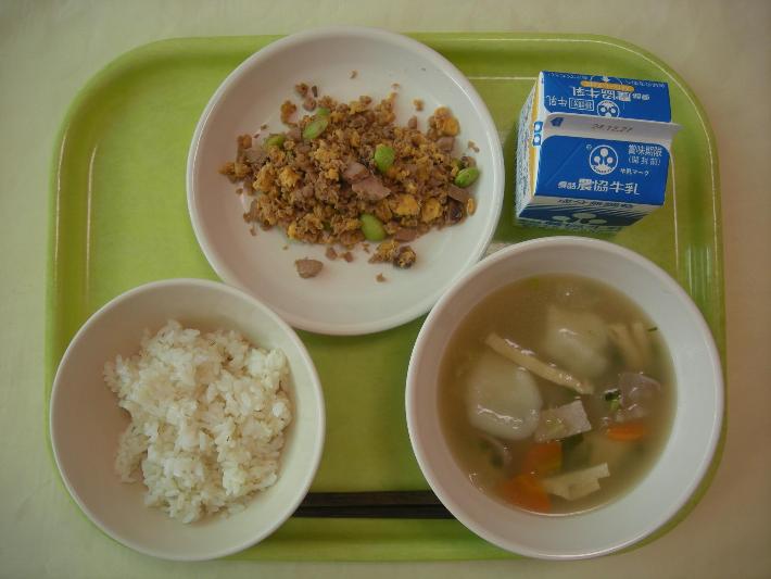 麦ごはん、さつまいもと野菜のすいとん汁、かつおしぐれ丼の具、牛乳の写真