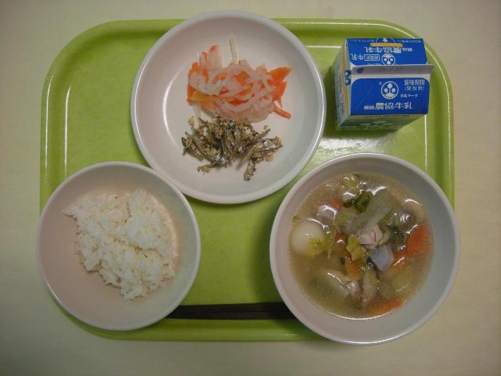 少なめ白ごはん、お雑煮、田作り、紅白なます、牛乳の写真