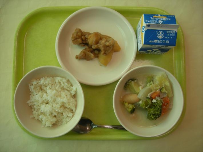 麦ごはん、豆乳ポトフ、鶏肉のマーマレード煮、牛乳の写真