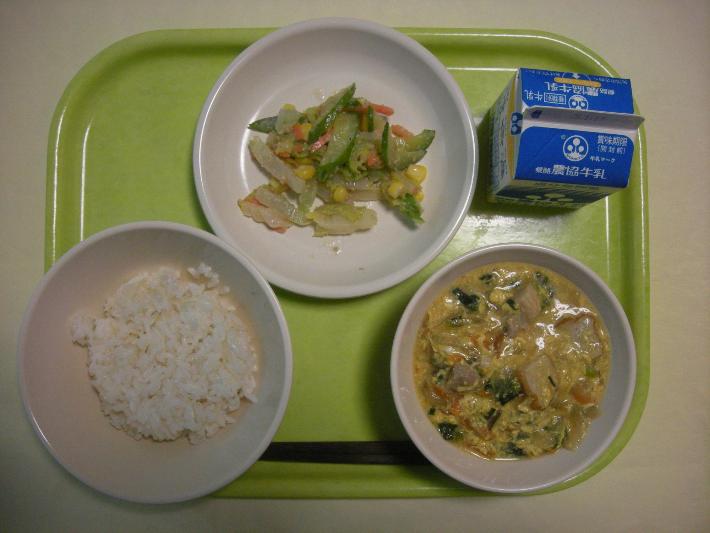 麦ごはん、親子どんぶりの具、白菜ときゅうりのごま和え、ヨーグルト（中学校のみ）、牛乳の写真