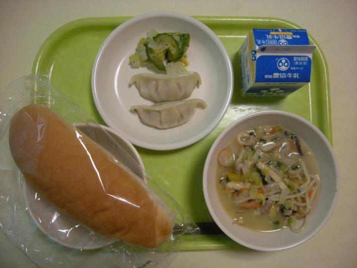 コッペパン（幼稚園はロールパン）、ちゃんぽん、焼き餃子（幼稚園1、小学校2、中学校3）、添え野菜、牛乳の写真