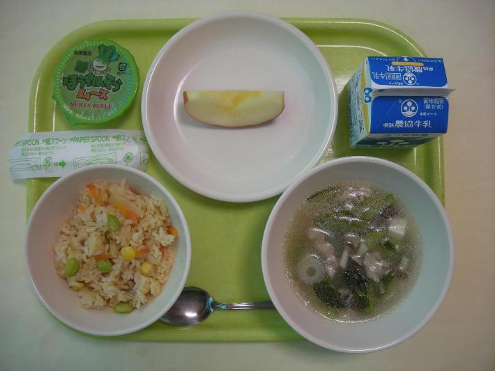キムチチャーハン、鶏肉とマロニーのスープ、りんご、ムース、牛乳の写真