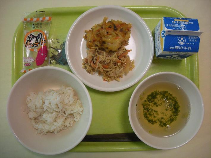 麦ごはん、鶏飯のスープ、鶏飯の具、がね、さつまポテト、牛乳の写真